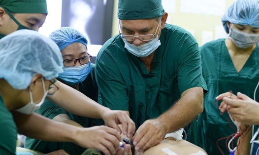 Bác sĩ Jean-Francois Trinchero, chuyên ngành Gây mê - Hồi sức, Bệnh viện Nhi Đại học Toulouse (Pháp) đang thực hiện kỹ thuật gây mê cho một bệnh nhân nam chuẩn bị phẫu thuật cột sống. 