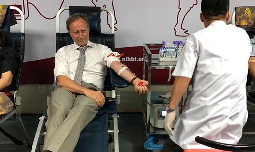 Ngài Bruno Angelte tham gia hiến máu chiều 30.8