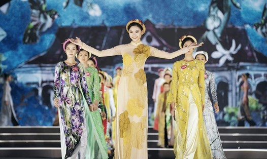 Đào Hà và thí sinh Hoa hậu Việt Nam 2016. 
