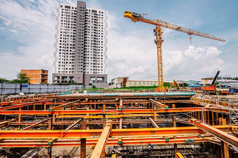 Nhiều dự án bất động sản chưa xây xong móng nhưng vẫn lách luật để huy động vốn.