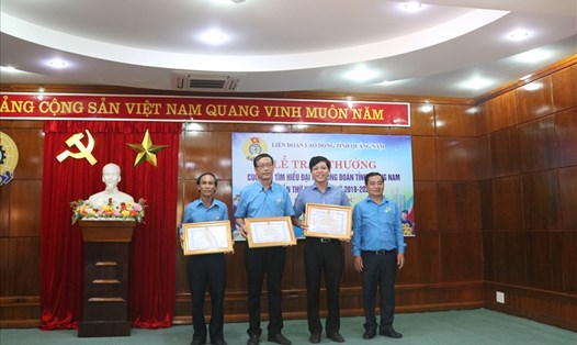 Ông Phan Xuân Quang, Chủ tịch LĐLĐ tỉnh Quảng Nam trao thưởng chung cuộc cho các đơn vị đoạt giải. Ảnh: Đ.V