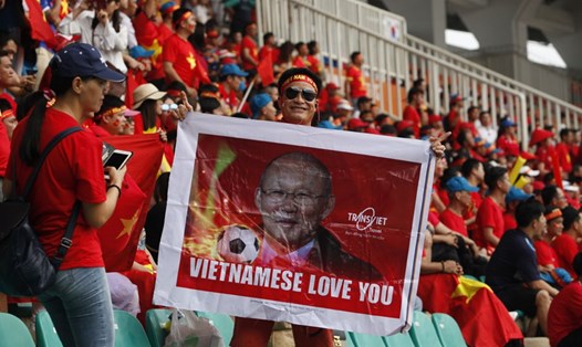 Các CĐV cổ vũ cuồng nhiệt cho U.23 Việt Nam.Ảnh: Đ.H