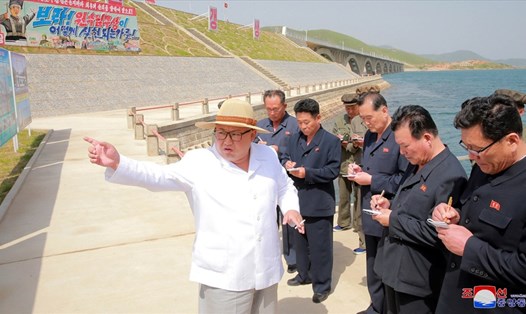 Nhà lãnh đạo Kim Jong-un trong một chuyến công tác. Ảnh: KCNA