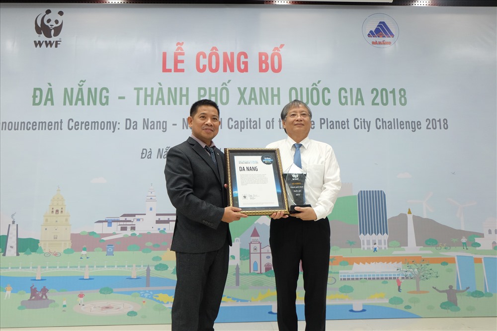 Đại diện Tổ chức WWF (trái) trao danh hiệu TP Xanh Quốc gia 2018 cho TP Đà Nẵng. (ảnh: Hoàng Vinh) 