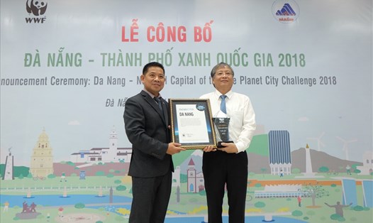 Đại diện Tổ chức WWF (trái) trao danh hiệu TP Xanh Quốc gia 2018 cho TP Đà Nẵng. (ảnh: Hoàng Vinh) 