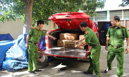 Số gỗ lậu và chiếc xe vận chuyển bị Cảnh sát Kinh tế PC03 thu giữ. Ảnh: Công an cung cấp