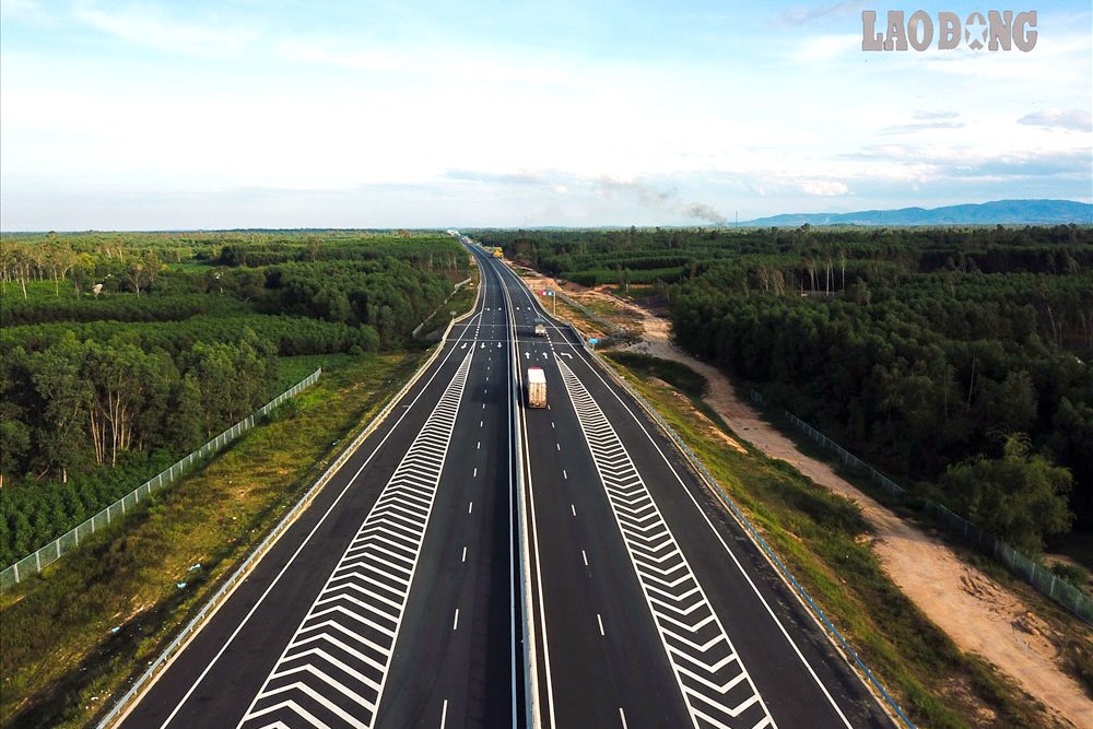 Đây là tuyến cao tốc đầu tiên ở miền Trung.