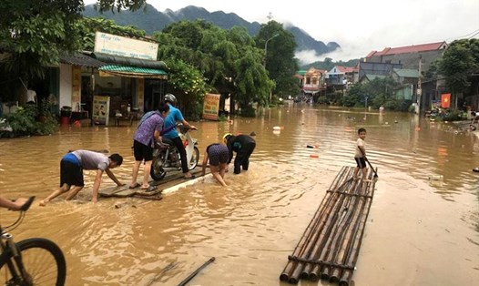 Tại thị trấn Cành Nàng, huyện Bá Thước người dân phải dùng bè mảng để di chuyển.