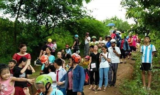 Người dân huyện Tương Dương hối hả chạy lên núi tránh lũ.