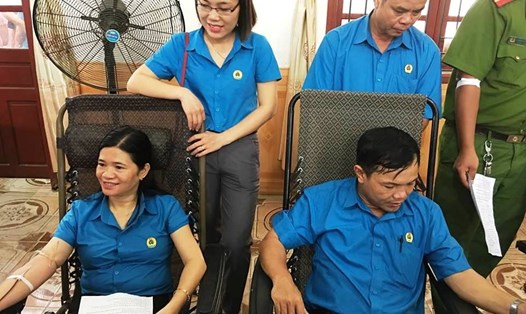 Lãnh đạo LĐLĐ huyện Hương Sơn tham gia hiến máu tình nguyện