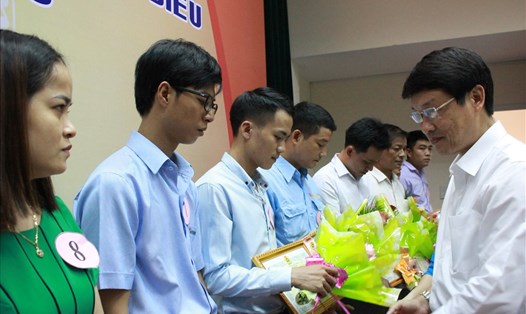 Ông Ngô Xuân Thắng - Chủ tịch LĐLĐ Đà Nẵng trao thưởng cho các cá nhân. Ảnh: XH