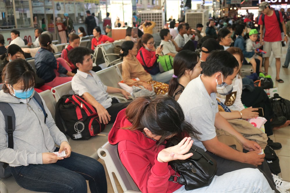 Chiều 31.8, hàng nghìn hành khách TP.HCM đổ về bến xe Miền Đông, bến xe Miền Tây, bến xe An Sương... để mua vé về quê hay đi du lịch.