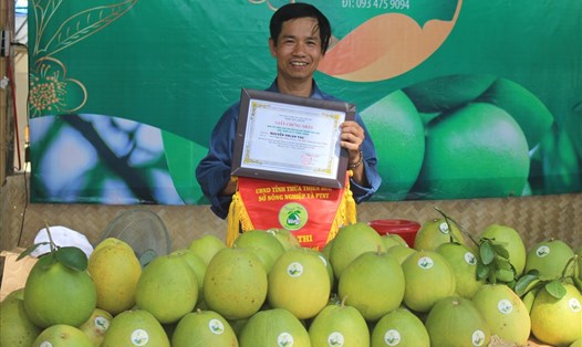 Vẻ mặt rạng ngời của một chủ gian hàng trưng bày thanh trà. Ảnh: PĐ.