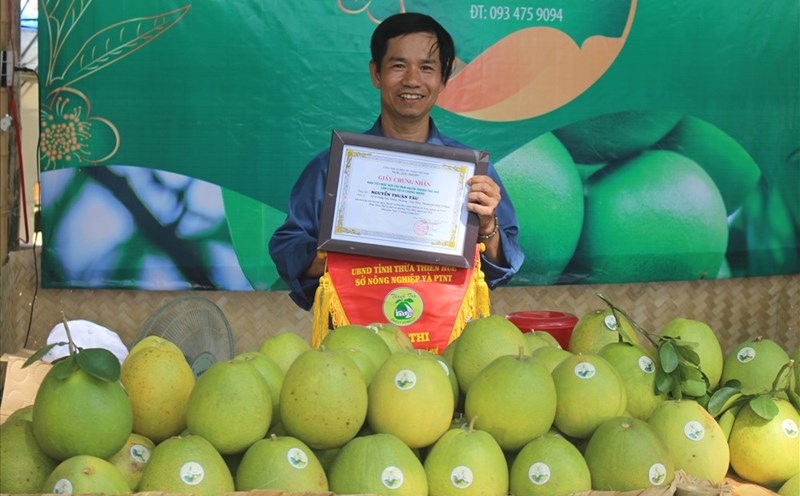 Vẻ mặt rạng ngời của một chủ gian hàng trưng bày thanh trà. Ảnh: PĐ.