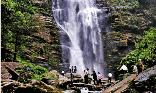 Thác Khe Kèm như dải lụa trắng kéo dài từ trên cao xuống. Ảnh: Hồ Sỹ Minh