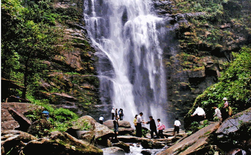 Thác Khe Kèm như dải lụa trắng kéo dài từ trên cao xuống. Ảnh: Hồ Sỹ Minh