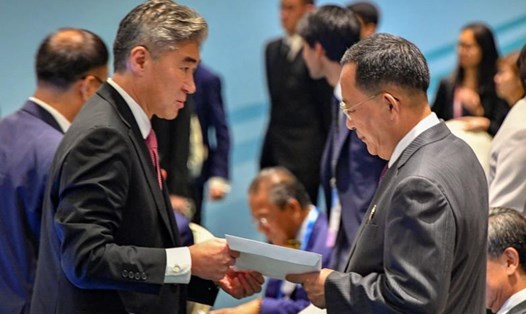 Ngoại trưởng Triều Tiên Ri Yong-ho nhận thư của Tổng thống Donald Trump gửi lãnh đạo Triều Tiên Kim Jong-un từ tay thành viên của phái đoàn Mỹ tại hội nghị của ASEAN ở Singapore ngày 4.8. Ảnh: Reuters.