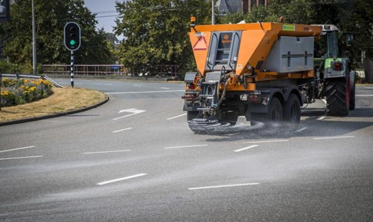 Một xe tải rải muối trên một con đường ở Arnhem, Hà Lan để ngăn chặn nhựa đường chảy. Ảnh: EPA-EFE.