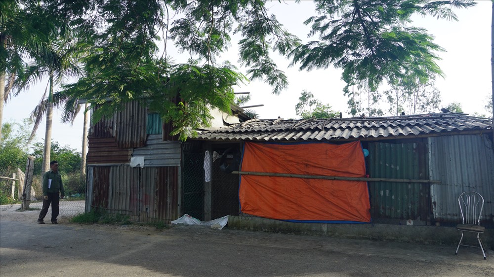 Cơ sở kinh doanh gas xây dựng tạm bợ, thiếu bảo đảm an toàn trên đất nông nghiệp. Ảnh: PV