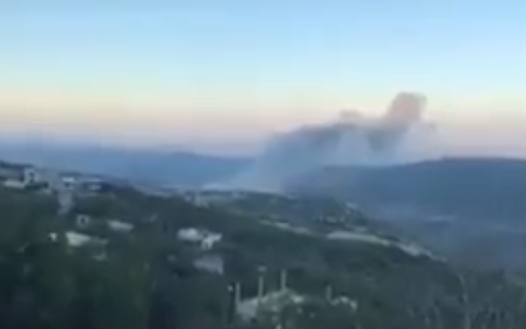 Một vụ không kích của Israel vào Trung tâm nghiên cứu khoa học ở Masyaf ngày 22.7.2018. Ảnh: Twitter