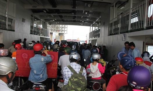 Người dân phải vất vả đi phà Cát Lái để lưu thông từ quận 2 TPHCM qua huyện Nhơn Trạch - Đồng Nai và ngược lại