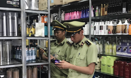 Lực lượng chức năng kiểm tra một cửa hàng kinh doanh mỹ phẩm. Ảnh: PV