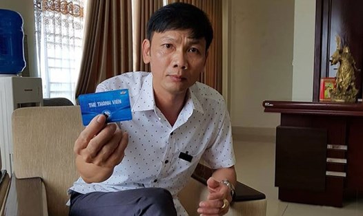 Ông Trịnh Đình Tuyết với chiếc thẻ thành viên. Ảnh: X.H