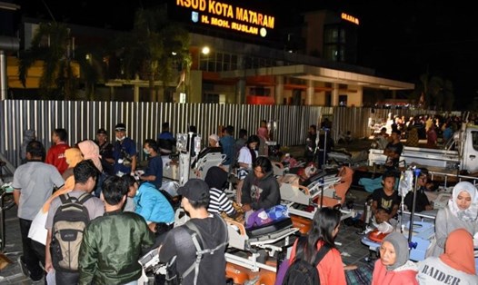 Bệnh nhân ở thành phố Mataram  đươc chuyển ra ngoài khi xảy ra động đất. Ảnh: ST. 