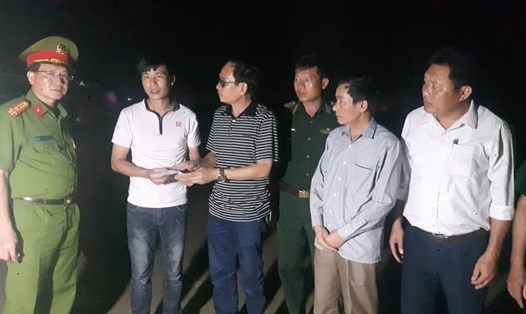 Lãnh đạo thị xã Hoàng Mai trao tiền hỗ trợ cho người thân nạn nhân bị đuối nước