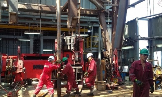 Người lao động dầu khí làm việc trên giàn khoan Mỏ Chim Sáo - Ảnh: PV 