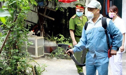 Cán bộ y tế đang thực hiện phun thuốc chống muỗi, nhằm tiêu trừ bệnh sốt rét đang gia tăng ở Bình Phước. Ảnh: H.H