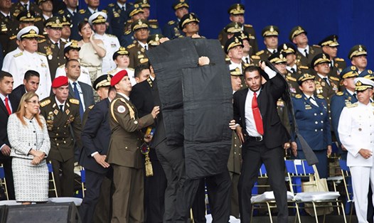 Vệ sĩ bảo vệ tổng thống Venezuela. Ảnh: AP. 