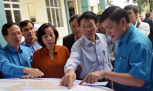 Chủ tịch Tổng LĐLĐVN Bùi Văn Cường (ngoài cùng bên phải) kiểm tra việc xây dựng thiết chế công đoàn tại Cẩm Phả, Quảng Ninh. Ảnh: T.N.D.