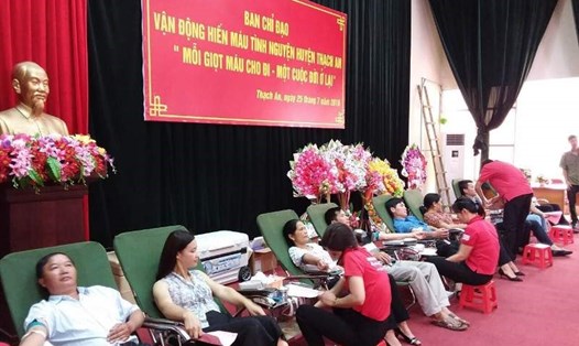 Đoàn viên công đoàn huyện Thạch An (Cao Bằng) tham gia hiến máu tình nguyện.