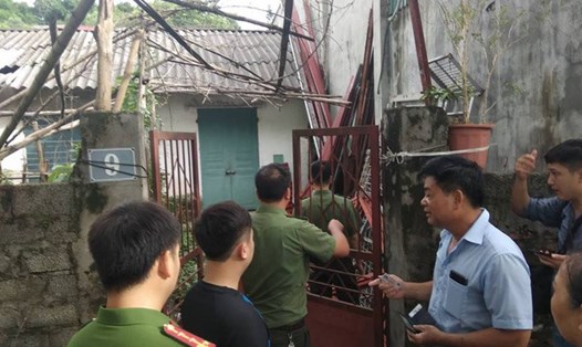 Công an khám nhà đối tượng Nguyễn Khắc Tuấn trong vụ gian lận điểm thi tại Hoà Bình. 