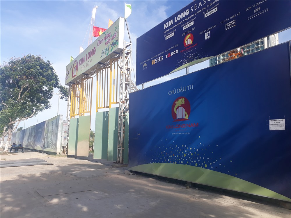 Dự án tổ hợp khách sạn của Công ty Kim Long Nam đã lén xả thải ra biển Mỹ Khê vào tối 5.8. (Ảnh: H.V) 