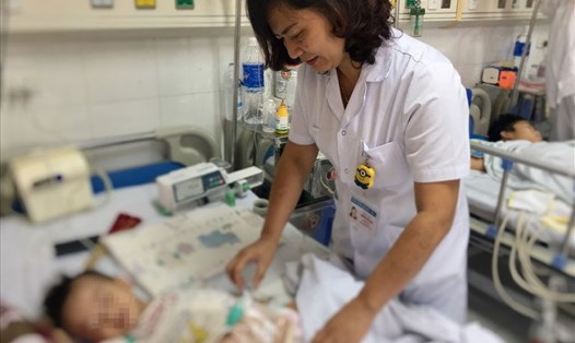 Bệnh nhi 2 tuổi ở Nghệ An đang được chăm sóc tại BV Việt Đức sau ca phẫu thuật