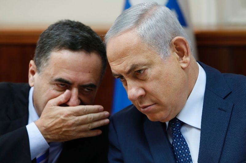 Ông Yisrael Katz (trái) và Thủ tướng Israel Benjamin Netanyahu. Ảnh: AFP. 