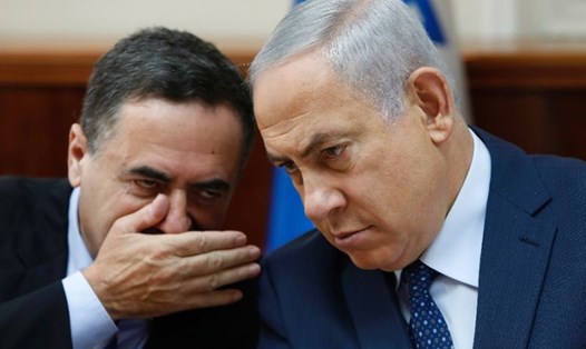 Ông Yisrael Katz (trái) và Thủ tướng Israel Benjamin Netanyahu. Ảnh: AFP. 