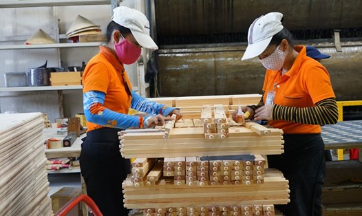 Người lao động tại một cơ sở sản xuất đồ gỗ xuất khẩu ở TPHCM. Ảnh: H.Q