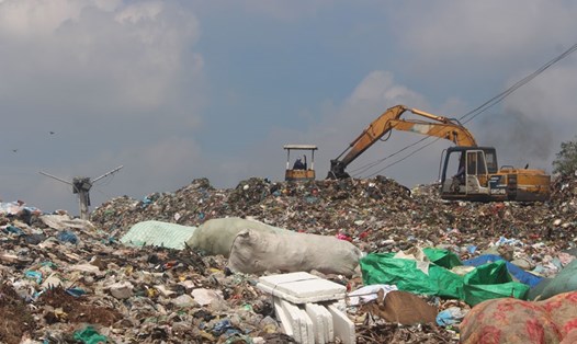 Bãi rác Phú Hưng đã quá tải, gây ô nhiễm nặng nề. Ảnh: PV