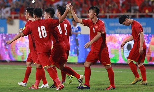 Niềm vui của các cầu thủ U23 Việt Nam với bàn gỡ hòa của Phan Văn Đức. Ảnh: SN