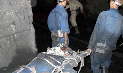 Một vụ tai nạn hầm lò nghiêm trọng khiến thợ lò tử nạn xảy ra tại Cty than Mông Dương cách đây vài năm. Ảnh: T.N.D