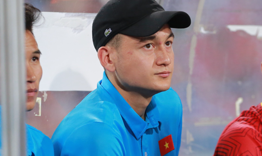 Đặng Văn Lâm ngồi trong cabin chứng kiến đồng đội thi đấu trận gặp  U23 Uzbekistan. Ảnh: M.T