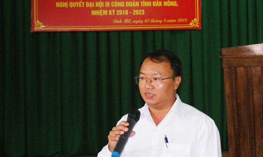 Đại diện BHXH tỉnh Đắk Nông giải đáp các chế độ chính sách cho CNLĐ. Ảnh: Quang Hùng