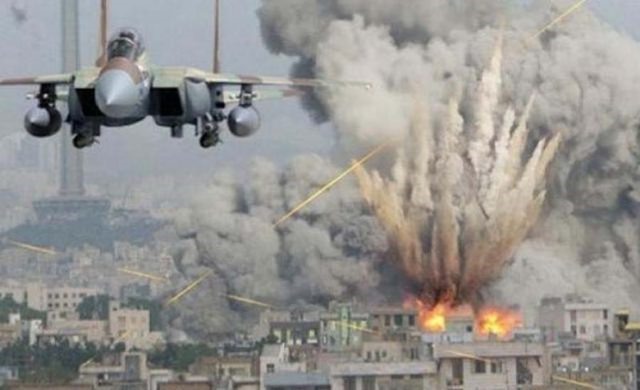 Mỹ không kích căn cứ không quân Shayrat hồi tháng 4.2017. Ảnh: Samma