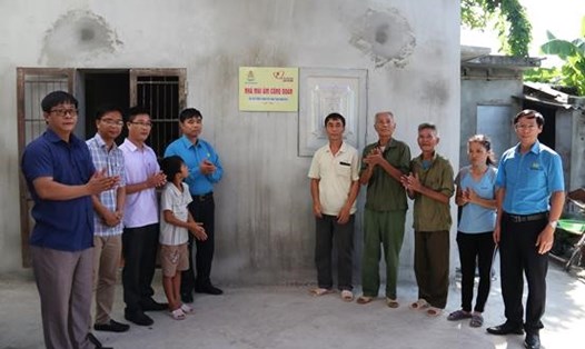 Lãnh đạo LĐLĐ tỉnh Nam Định bàn giao nhà ở “Mái ấm công đoàn” cho gia đình chị Phạm Thị Thu Hương. 