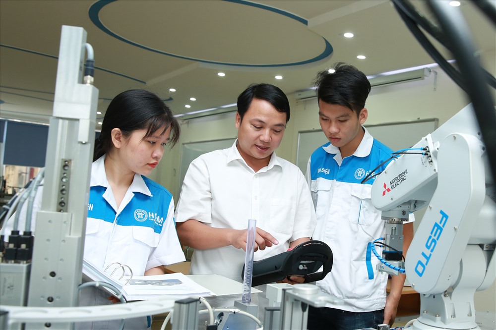 Nguyễn Văn Hưng (bên phải) - một trong 2 học viên Trường Cao đẳng Cơ điện Hà Nội được Công ty Samsung lựa chọn sang Hàn Quốc thực tập công nghệ mới.Ảnh: HẢI NGUYỄN