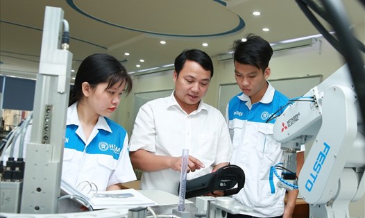 Nguyễn Văn Hưng (bên phải) - một trong 2 học viên Trường Cao đẳng Cơ điện Hà Nội được Công ty Samsung lựa chọn sang Hàn Quốc thực tập công nghệ mới.Ảnh: HẢI NGUYỄN