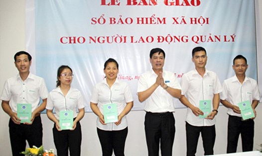 BHXH huyện Văn Giang phối hợp với Cty Cổ phần Tập đoàn Merap bàn giao sổ cho người lao động. Ảnh: Y.H